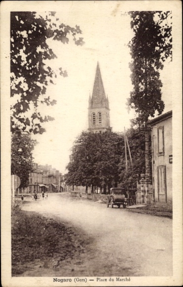 Ak Nogaro Gers, Küster mit Spitze, Straße, Bäume, alte Autos