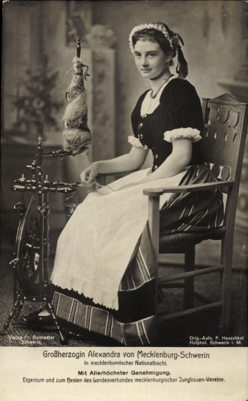 Ak Großherzogin Alexandra von Mecklenburg Schwerin in mecklenburgischer Nationaltracht, Spinnrad