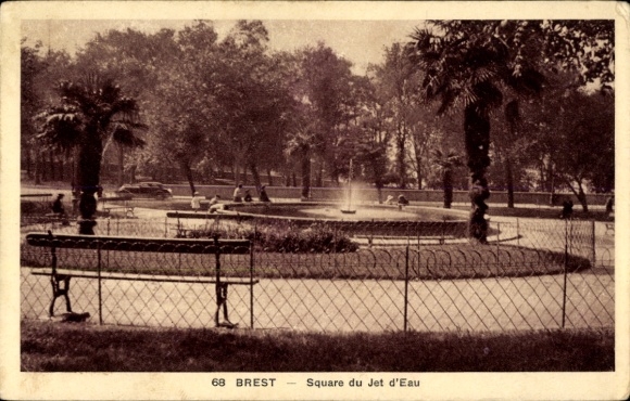 KP Brest Finistère, park z fontanną, palmami, ławkami i spacerowiczami