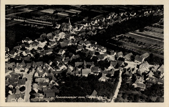 Ak Nonnenweier Schwanau in Baden, Luftaufnahme von  Häuser, Straßen, Kirche