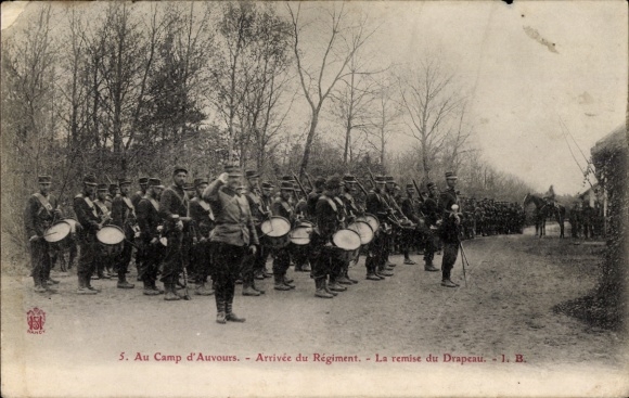CPA Au Camp d'Auvours, Arrivée du Régiment, La remise du Drapeau