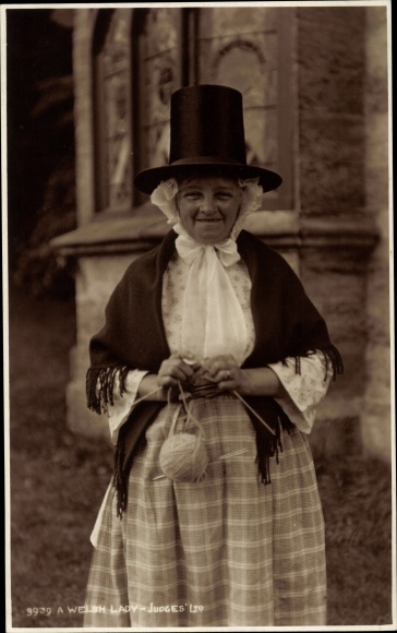 Postcard Welsh Lady, Welsh Costumes, Baskets