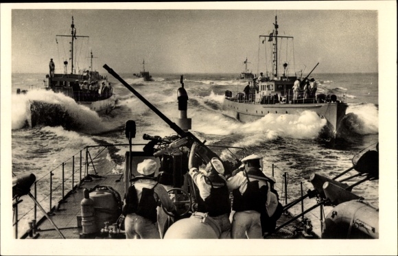 Postcard German warships, Räumboote, Kriegsmarine, sailors at the rear gun