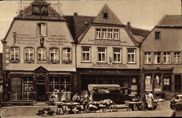 Postcard Sankt Wendel Saarland, houses with confessional sayings on the cathedral square, market stalls
