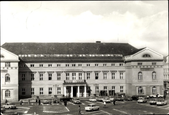 KP Reichenbach im Vogtland, zabytkowy budynek, samochody na placu, niebo, czarno-białe zdjęcie