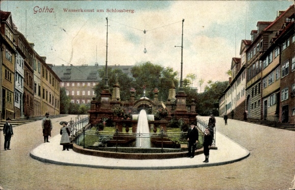 Ak Gotha in Thüringen, Brunnenanlage, alte Gebäude, Straßenansicht, farbig