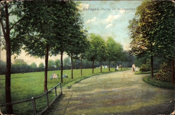 Ak Solingen im Bergischen Land,  Partie im Volksgarten, Parklandschaft, Spaziergänger