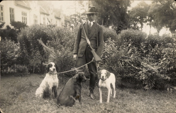 Chromo-Litho hunter with his dogs, rifle, tobacco pipe