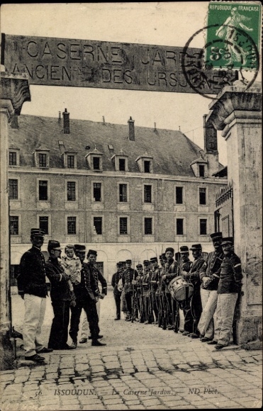 Postcard Issoudun Indre, Caserne Jardon, military formation of soldiers, architecture