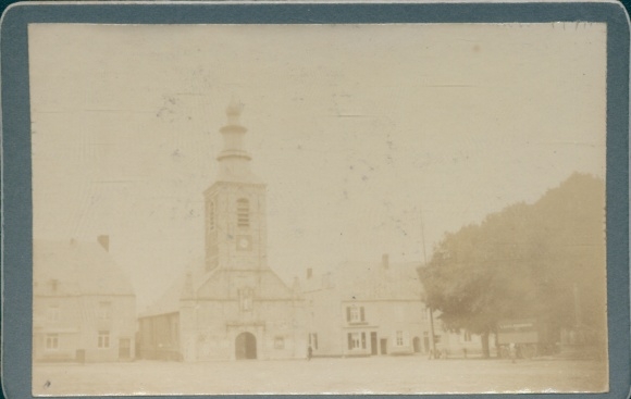 foto Mariembourg Couvin Wallonië Namen, plein met kerk