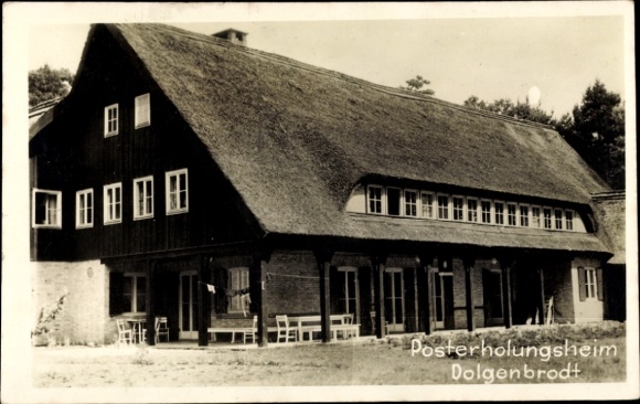 Postcard Dolgenbrodt in der Mark, post-retirement home, large building with thatched roof, garden chairs and table