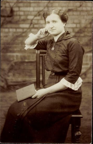 10 alte Ak Frauenportraits, diverse Ansichten
