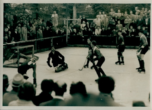Photo PC Berlin Friedrichshain, roller hockey, opening of the roller skating rink October 10, 1954, Leipzig vs. Gera