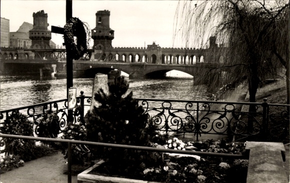 Ak Berlin Kreuzberg, Mahnmal, Oberbaumbrücke, Spree