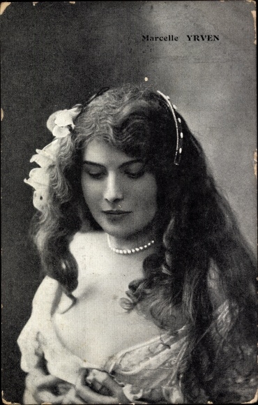 Postcard actress Marcelle Yrven, portrait