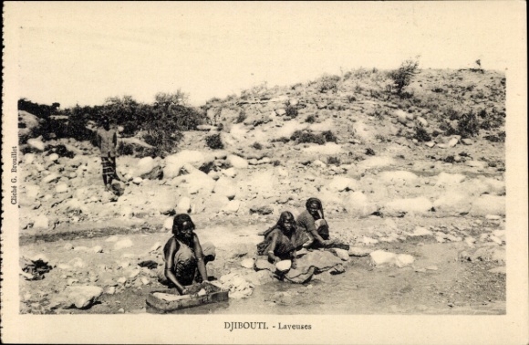 Ak Djibouti Dschibuti, Drei Frauen am Wasser, Wäsche waschend, felsige Umgebung, ein Mann im H...