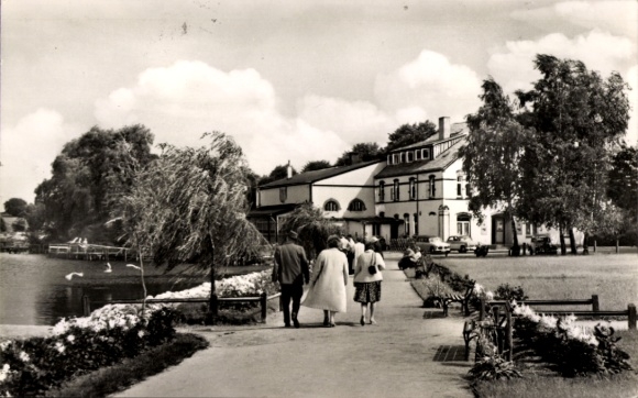 Postcard Krakow a.See, lakeside hotel on the lake promenade, walkers
