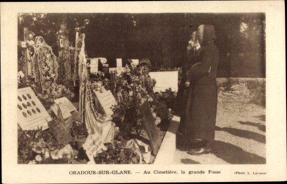 Postcard Oradour sur Glane Haute Vienne, In the cemetery, the great pit