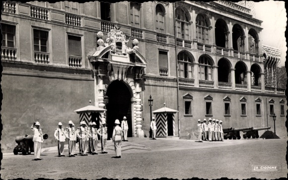 Postcard Monaco, La releve de la Garde devant le Palais Princier