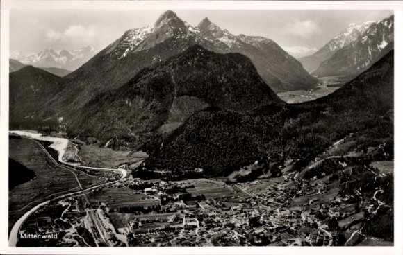 Ak Mittenwald in Oberbayern, Landschaftsaufnahme, Berge, Tal, Schwarz-Weiß-Foto