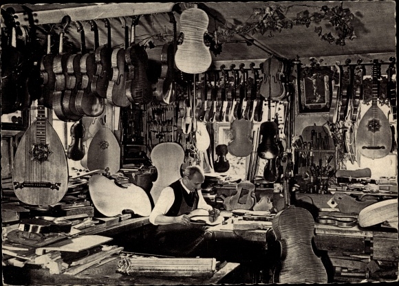 Ak Mittenwald in Oberbayern, Geigenbauer, J. Reiter, Schöpfer der Oktavgeige
