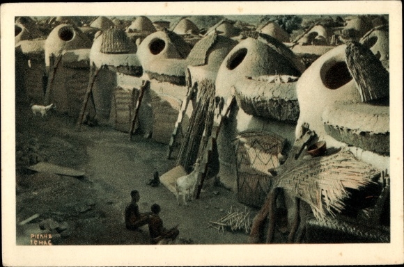 Postcard French Congo, Mayo Kébbi, cases of the wives of the chief of Leré