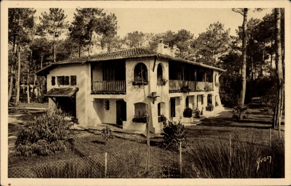 Postcard Hossegor Landes, villa house in forest, French style, surrounded by trees, well-kept garden