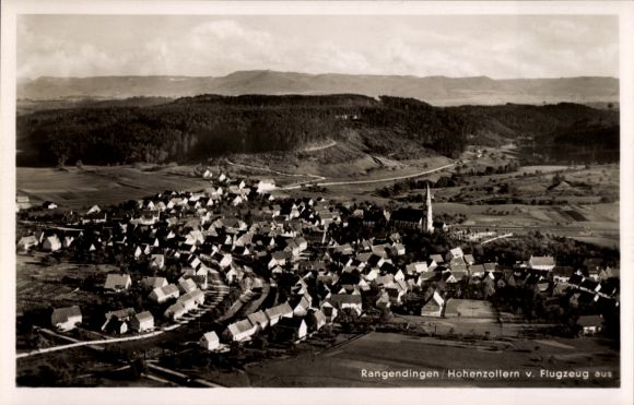 Ak Rangendingen im Zollernalbkreis, Luftaufnahme von  Hohenzollern, viele Häuser, Dorfansicht