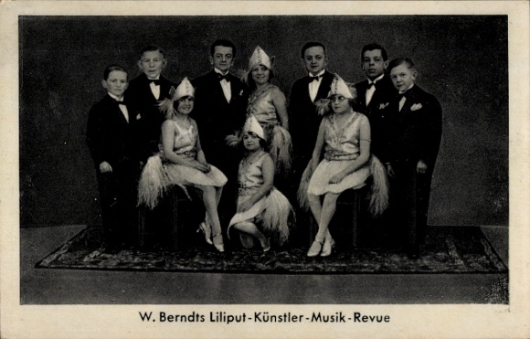 Ak W. Berndts Liliput-Künstler-Musik-Revue, Liliputaner