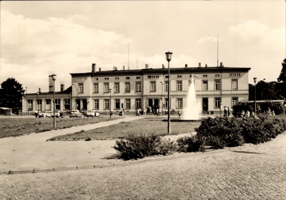 Postcard Ludwigslust in Mecklenburg, train station, fountain