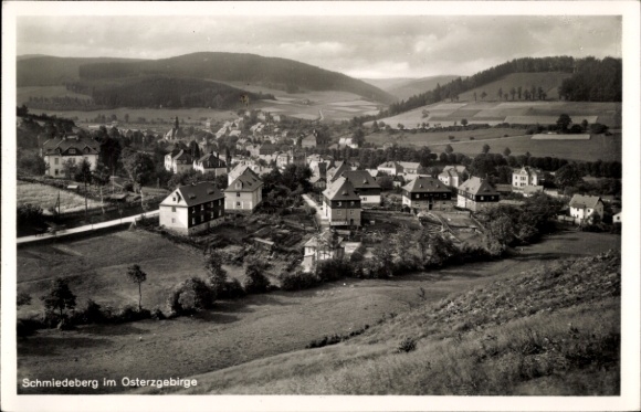 Postcard Schmiedeberg Dippoldiswalde in the Eastern Ore Mountains, general view of the village, valley view, meadow
