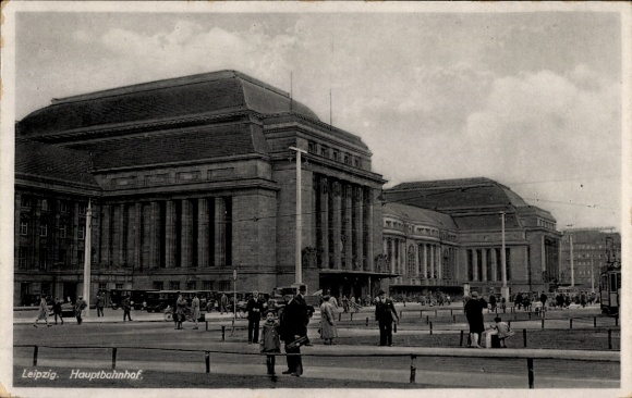 Ak Leipzig, Leipzig Hauptbahnhof, beeindruckende Architektur, belebter Platz