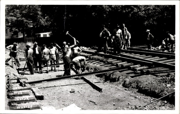 Foto Ak Arbeiter beim Schienenbau