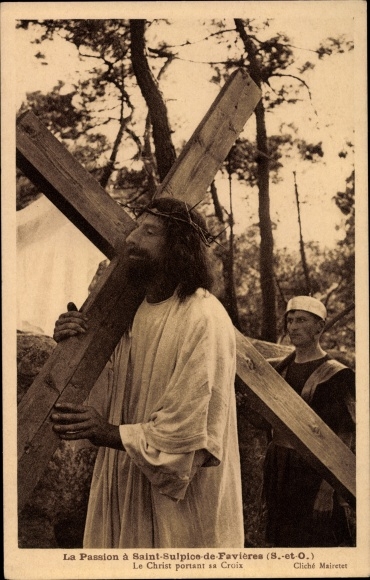 Ak Saint Sulpice de Favieres Essonne, La Passion, Le Christ portant sa Croix