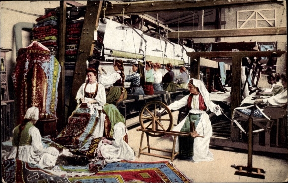 Postcard Bosnia, carpet weavers in costumes, loom, spinning wheel