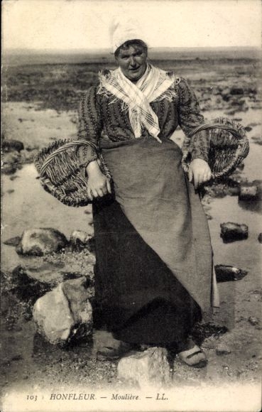 Ak Honfleur Calvados, Frau in Tracht, Korb