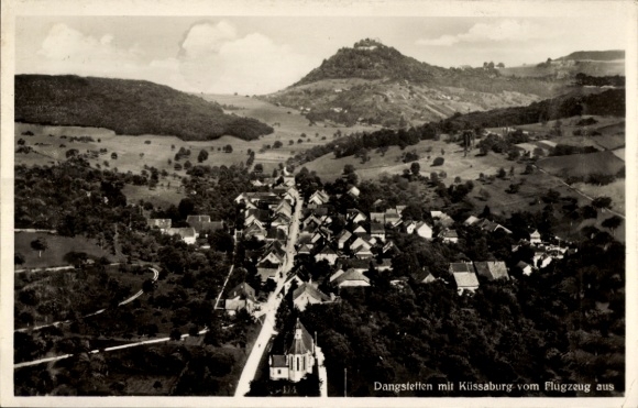 Ak Dangstetten Küssaberg im Klettgau, Luftaufnahme von  Küssaburg im Hintergrund, ländliche Lands