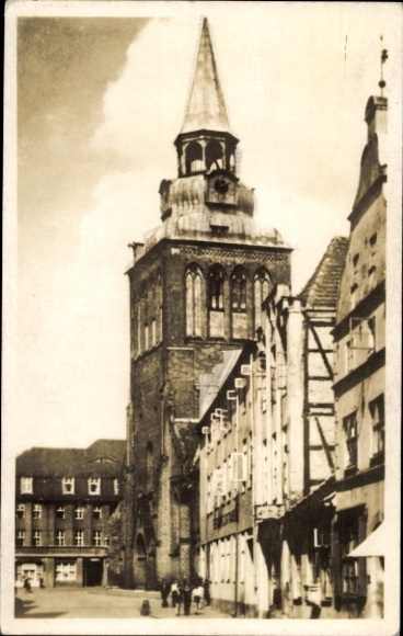 Postcard Güstrow in Mecklenburg, church with tower, historical buildings, street