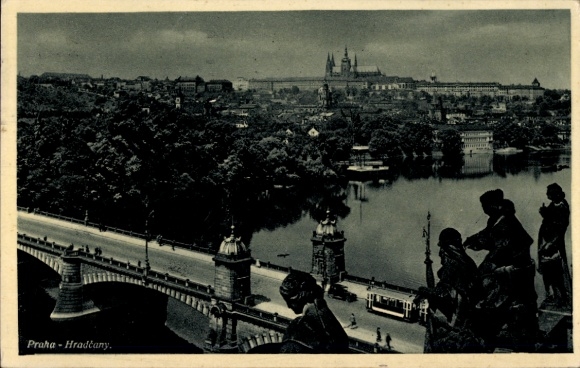 Ak Hradčany Hradschin Praha Prag Tschechien, Blick auf  Hradčany, die Moldau, die Burg,  Brücke
