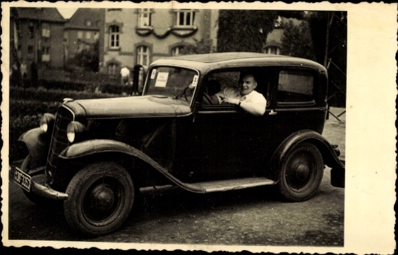 foto Ak Treysa Schwalmstadt Hessen, man in een auto 1949