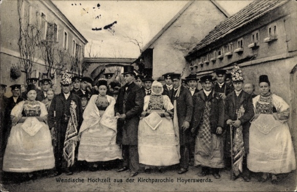 Postcard Hoyerswerda in Upper Lusatia, Wendish wedding, traditional costumes, house surroundings, villagers