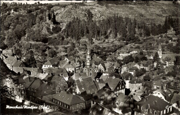 Ak Monschau Montjoie in der Eifel, Stadtansicht,  Gebäude, Berge, schwarz-weiß