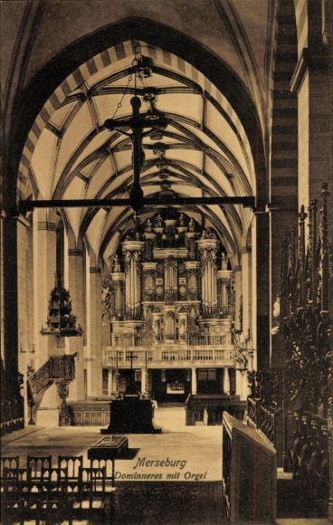 Ak Merseburg an der Saale, Dominneres mit Hohen Decken, Orgel im Hintergrund