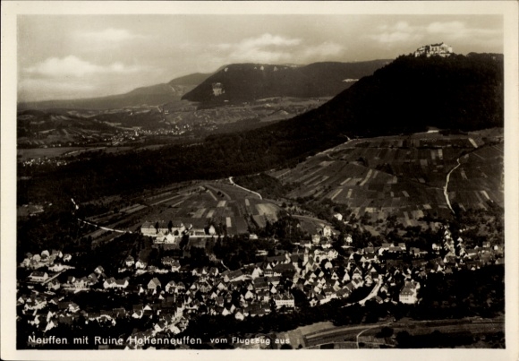 Ak Neuffen in Württemberg, Luftaufnahme von  Ruine Hohenneuffen sichtbar, Landschaft und Häuser