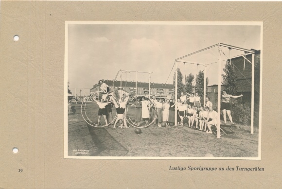 Photo Berlin Weißensee, Trumpf Schokoladenwerke, funny sports group on the gymnastics equipment
