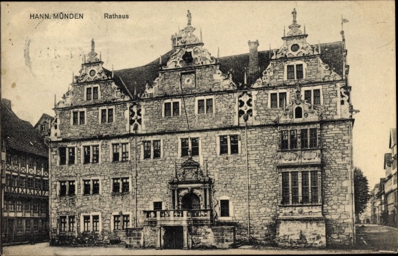 Postcard Hann. Münden in Lower Saxony, view of the town hall, front view, gable