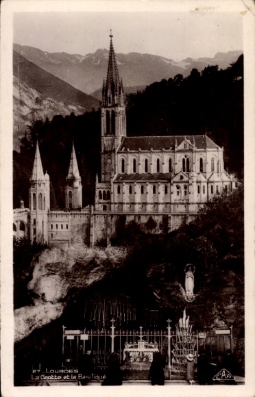 Ak Lourdes Hautes Pyrénées,  Basilika, Grotte, Berge, Schwarz-Weiß-Foto