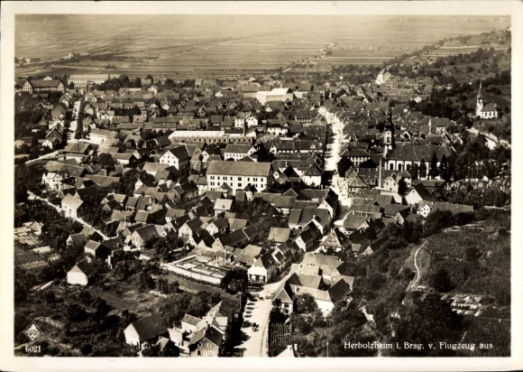 Ak Herbolzheim im Breisgau Schwarzwald, Luftaufnahme von  viele Häuser, Straßen und Felder