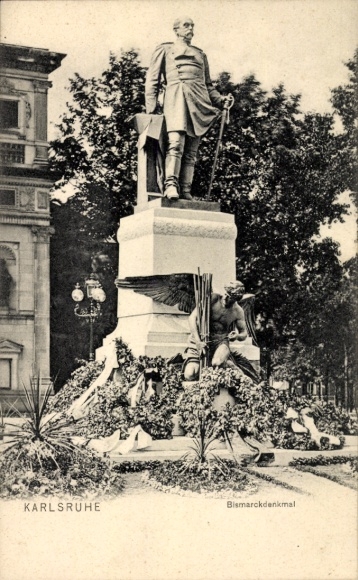 Ak Karlsruhe in Baden, Bismarckdenkmal, Statue von Bismarck, Blumen, Kränze
