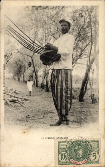 Ak Sudan, Musizierender Mann, Musikinstrument